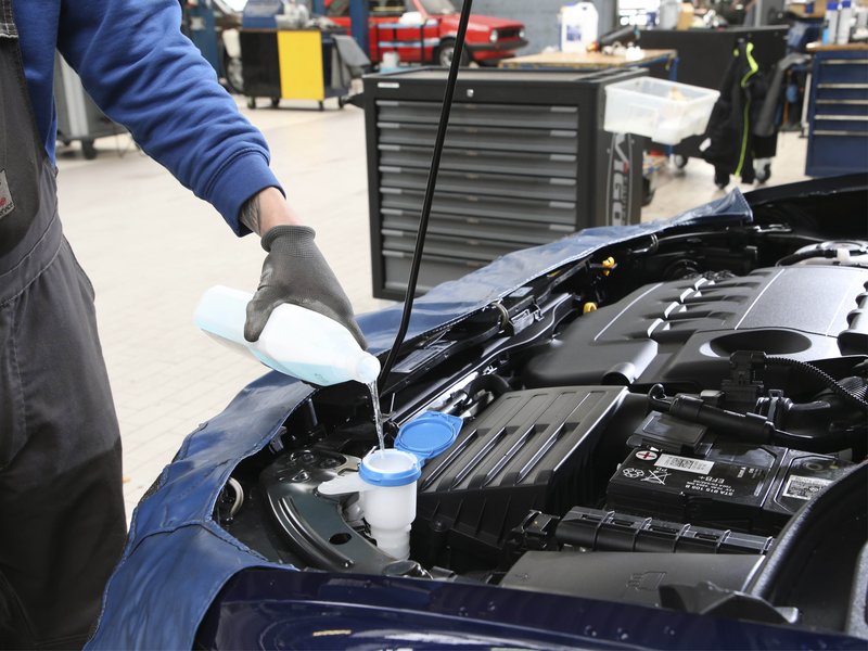 sommer-scheibenreiniger-auto-nachfuellen.jpg Bild sommer-scheibenreiniger-auto-nachfuellen.jpg